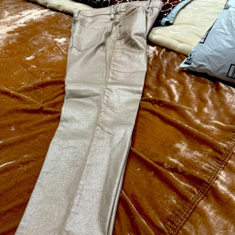 Gold Tommy Bahama jeans.  Size 6 with a 28 inch inseam.  Worn once.